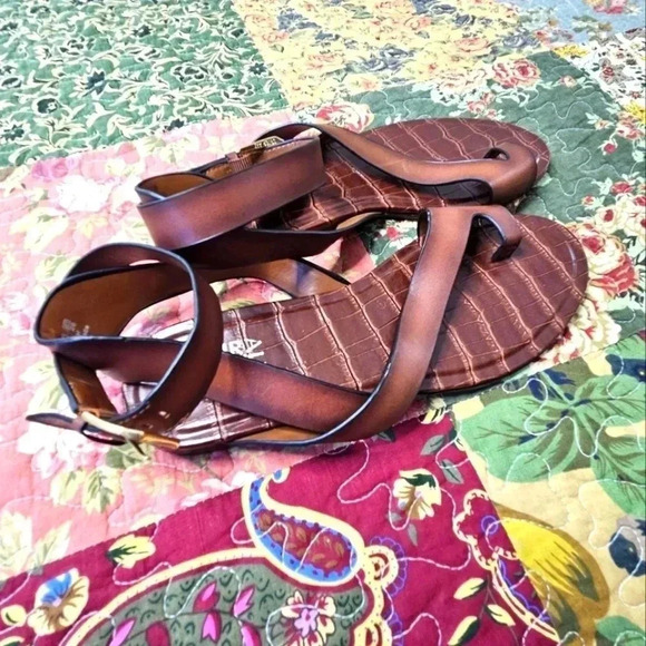 Like new Woman's‎ Naturalizer sandals. - Picture 2 of 7